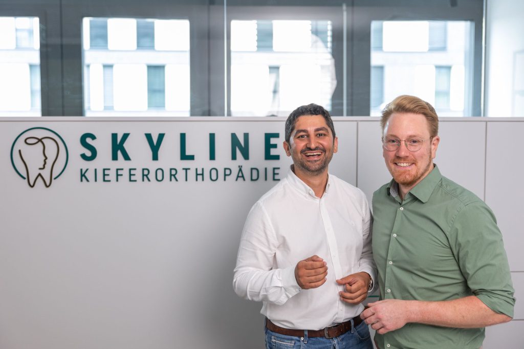 Invisalign Frankfurt am Main – Dr. Dominik Krüger und PD Dr. Babak Sayahpour von Skyline Kieferorthopädie Europaviertel, Experten für unsichtbare Zahnschienen.
