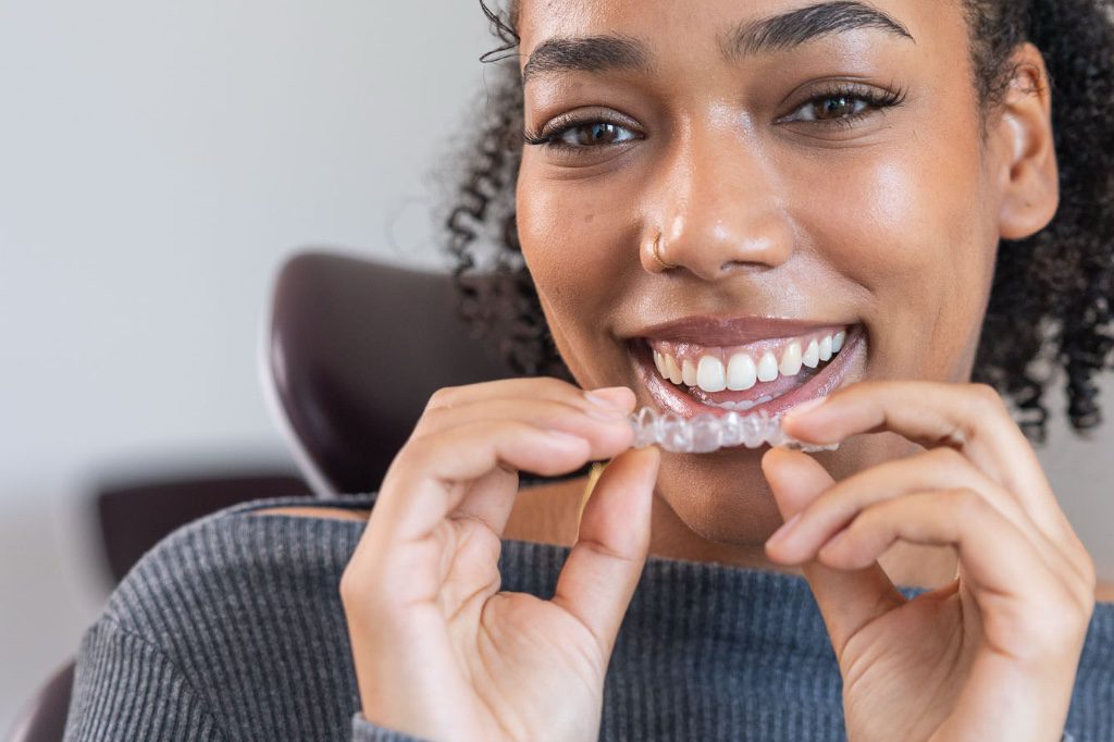 Patient mit Invisalign Aligner – Skyline Kieferorthopädie Frankfurt am Main im Europaviertel nahe Skyline Plaza – moderne unsichtbare Zahnschiene für diskrete Zahnkorrektur.